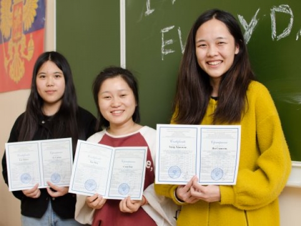 Студентам из Китая вручили сертификаты