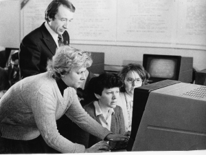 В лаборатории ОНИЛ НОТиУ. Л.Н. Баев с сотрудниками. 70-е годы|Занятия со студентами в классе Сбербанка|