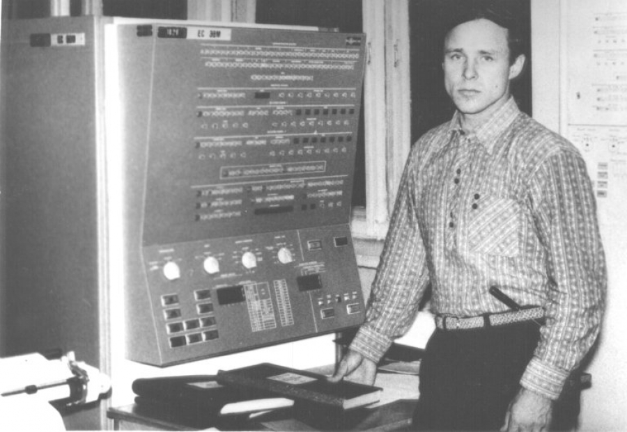 Третье поколение эвм фото. Третье поколение ЭВМ (1968 — 1973 гг.). IBM 3 поколение. Вычислительная машина третьего поколения ЭВМ. Вычислительная машина ЕС 1020.