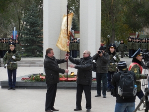 Процедура вручения знамени|Шахриёр Сайдалиев, Дмитрий Глухарев (слева)|Адиль Косатый|